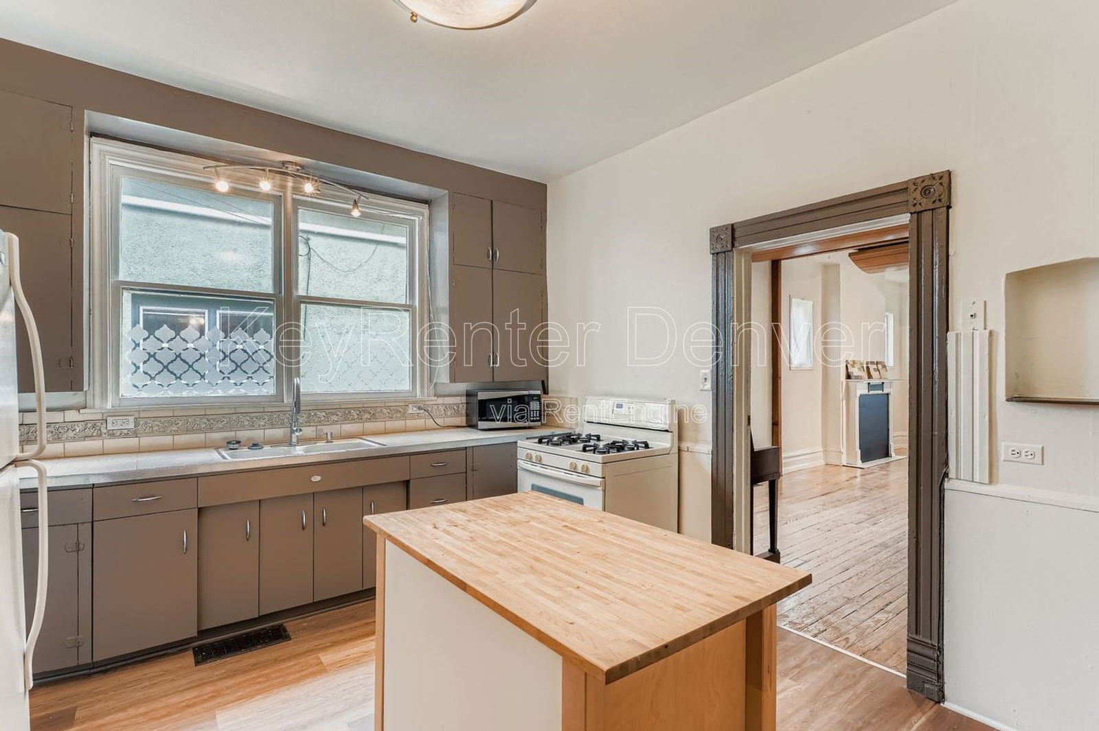 Building Photo - 3340 Wyandot St