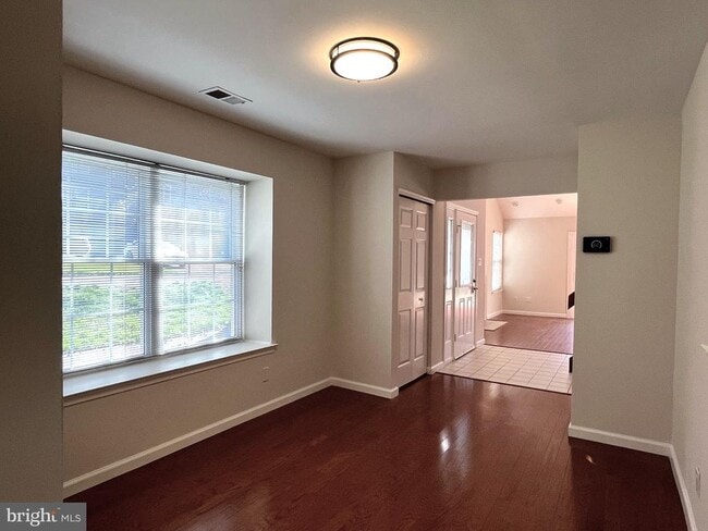 Building Photo - 40 Roxbury Ct