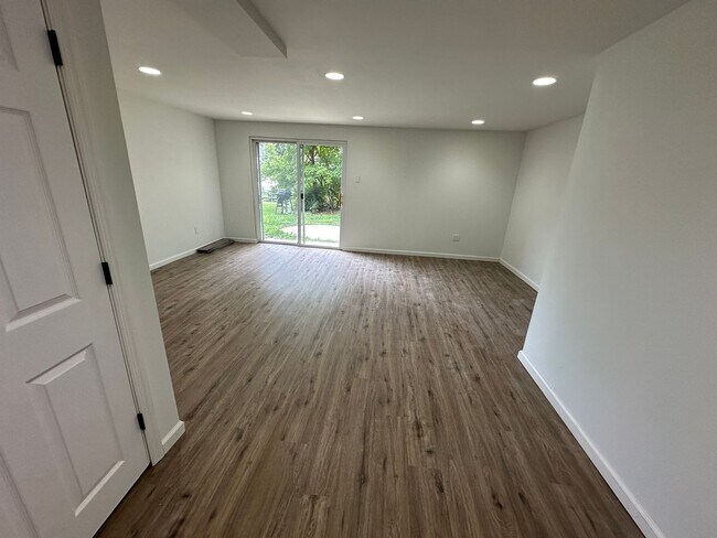 Building Photo - Village Shires Townhome completely Renovated 3 Beds 1.5 Bath Available 9/1