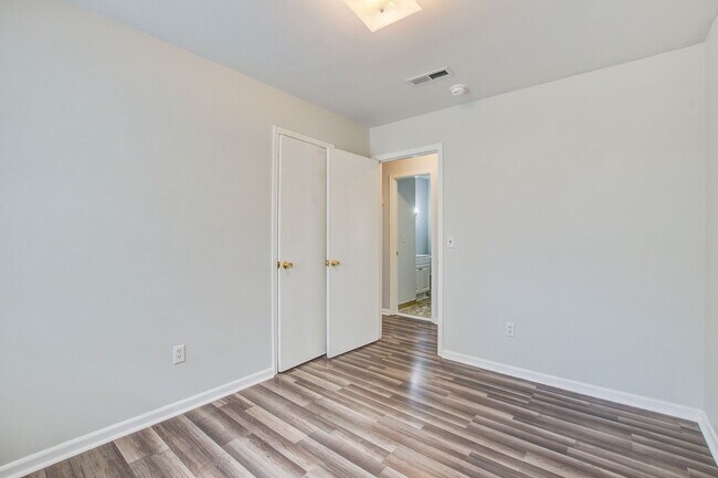 Building Photo - 1908 Swift Ave