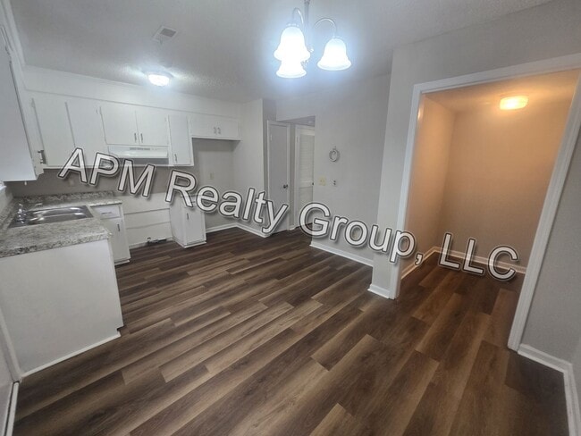 Building Photo - Updated Harbison Townhouse