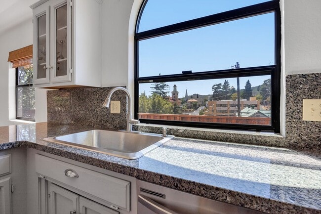 Building Photo - Charming Newly Remodeled 2 Bedroom Home in...