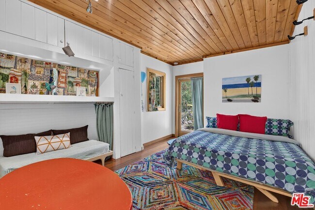 Building Photo - 1738 Topanga Skyline Dr