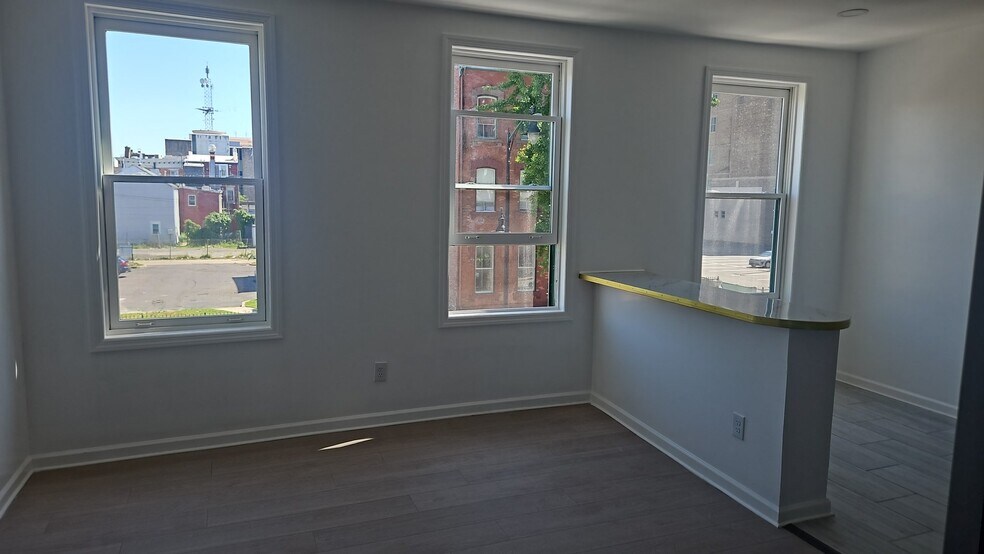 Building Photo - 246 E Hanover St