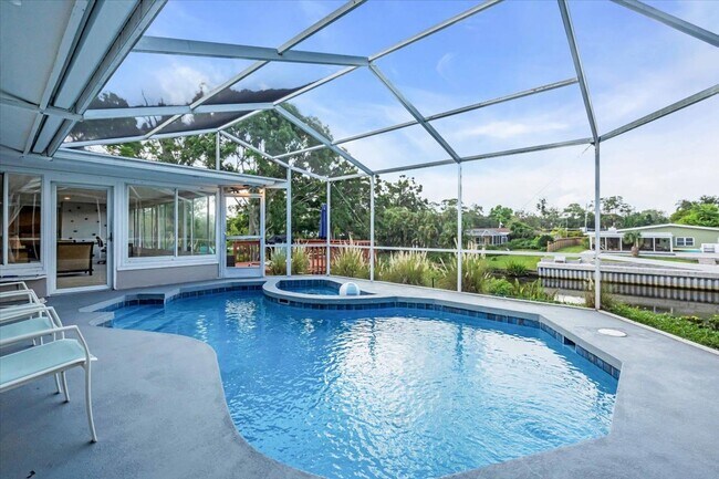 Building Photo - 2732 Valencia Dr