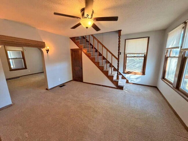 Building Photo - 2130 S Riverside Dr