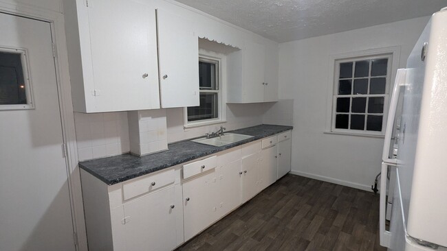 Building Photo - 2-Bedroom, 1-Bathroom Single Family Home f...