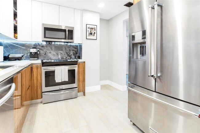 Building Photo - 2821 N Miami Beach Blvd