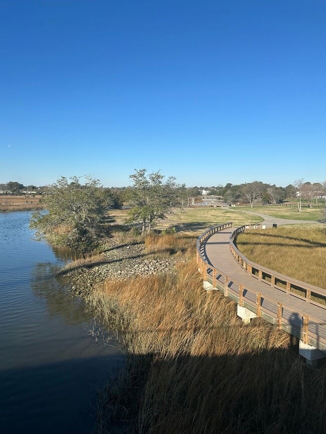 Building Photo - Available April 6th. Custom Built 3BR/2 BA Home in Park Circle!