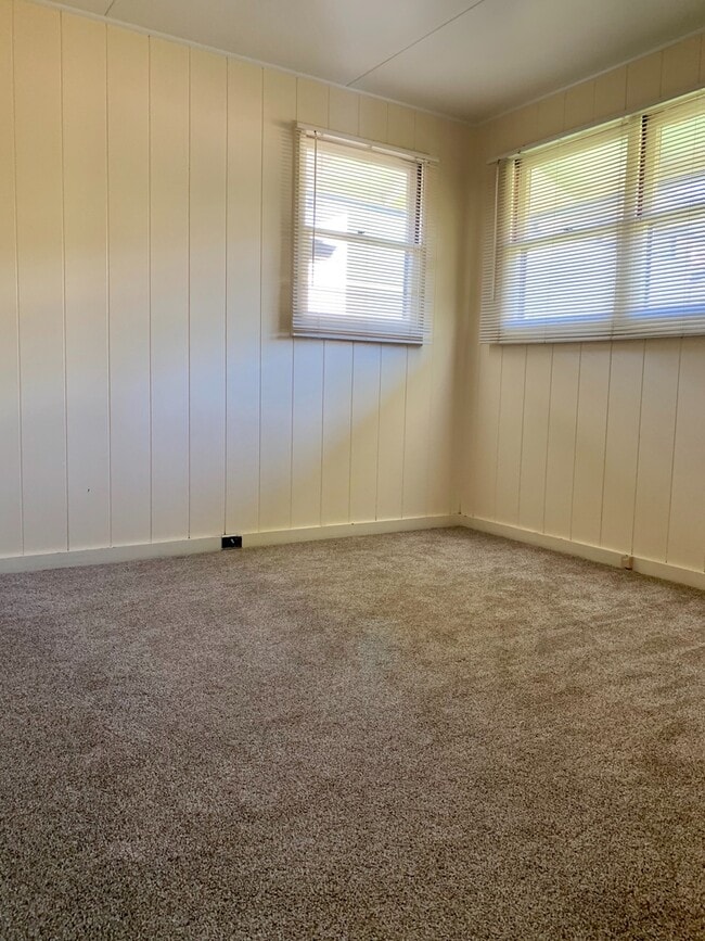 Building Photo - Charming Singe Family Home 3/1/2 with Spacious & Fenced Yard