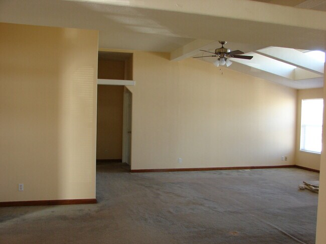 Building Photo - 4 Bedroom in Arboga! Available Now!