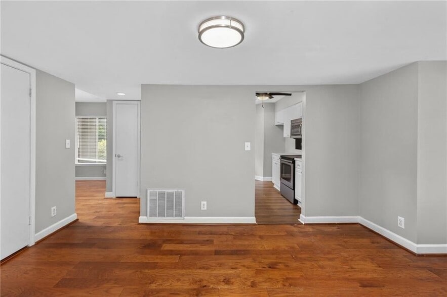 Building Photo - 2875 Torreya Way SE