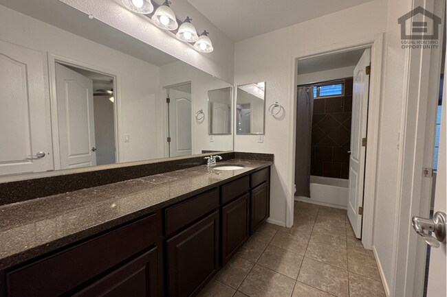 Building Photo - 3Bed/2.5Bath House at Union Hills Dr/32nd St! Ready for Immediate Move-In!