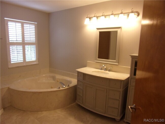 Building Photo - 905 N Palm Springs Terrace