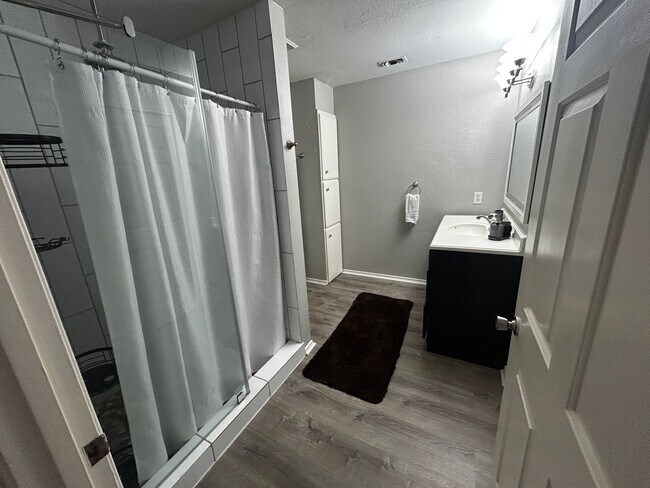Building Photo - 7106 Linkcrest Dr