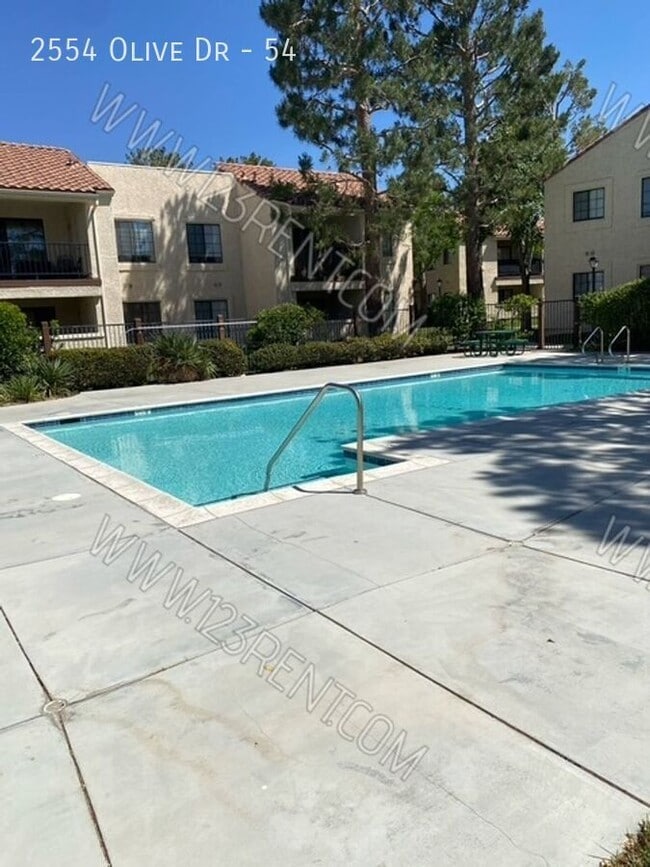 Building Photo - 2554 Olive Dr