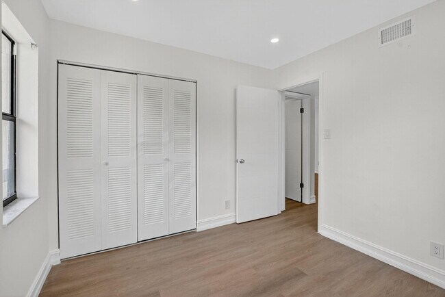 Building Photo - 6820 Palmetto Cir S