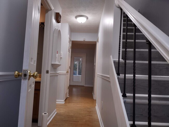 Building Photo - 2 bedroom 1.5 bath condo near ETSU