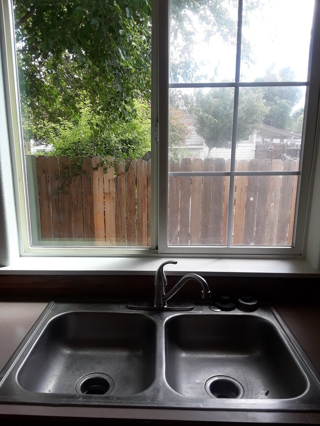 Building Photo - Adorable duplex in Prineville - all new in...