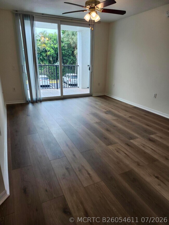 Building Photo - 1009 Villa Cir