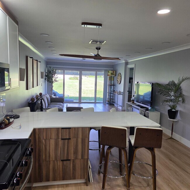 Building Photo - 300 SW Golfview Terrace