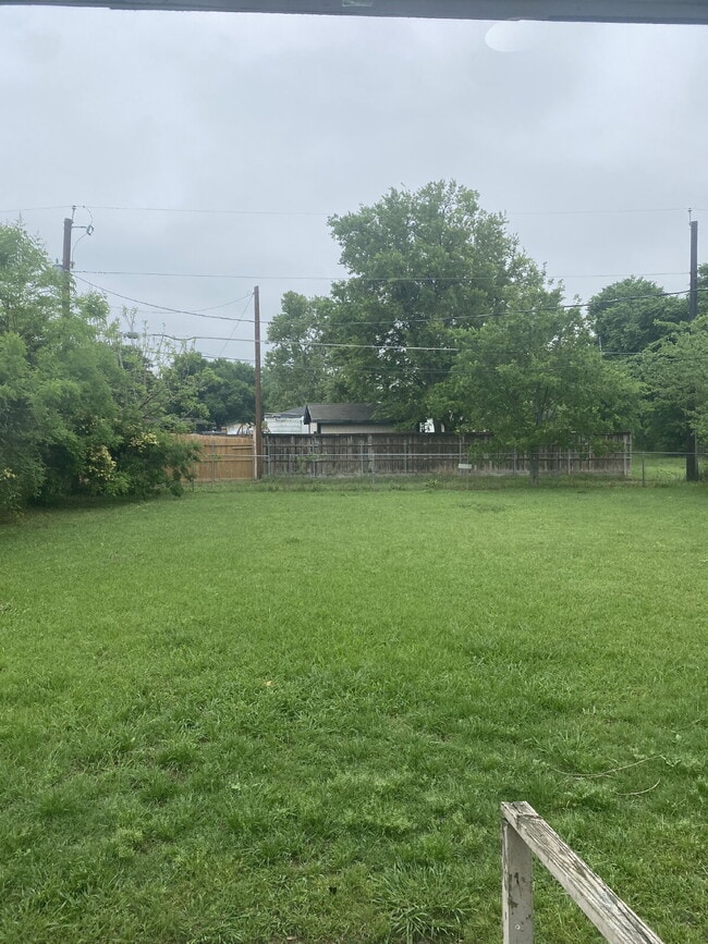 Building Photo - "Charming 3-Bed Oasis with 2 Full Baths in...