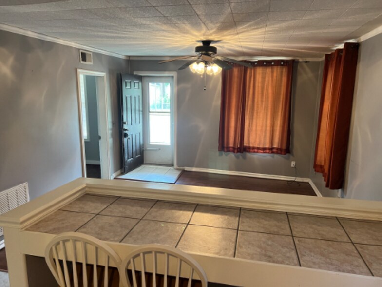 Building Photo - 2026 E 1st Ave