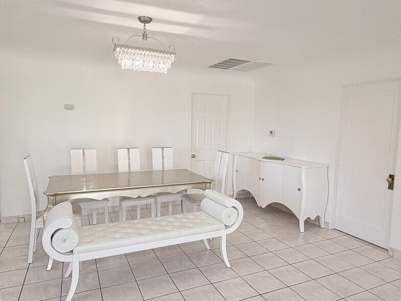 Building Photo - 1745 College View Pl