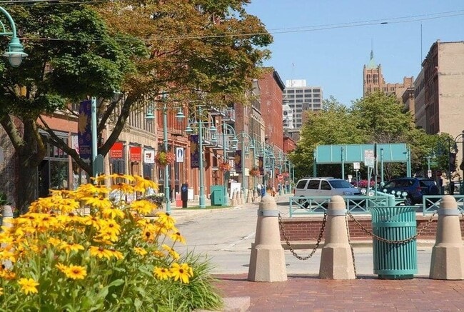 Building Photo - 541 E Erie St