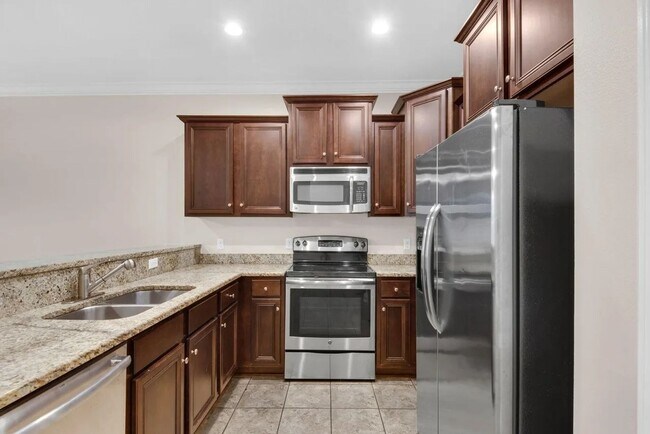 Building Photo - 17 W Shady Oaks Ln