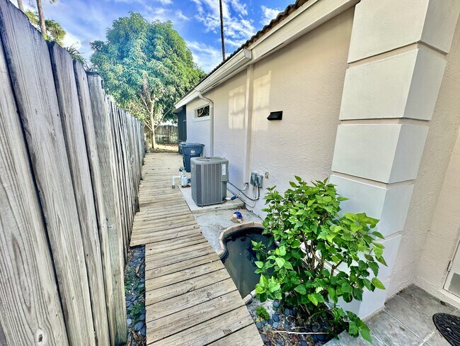 Building Photo - 702 Via Toscana Via