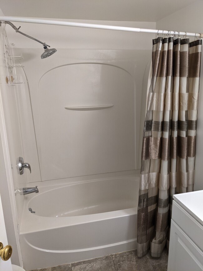 Tub/shower - 1313 Mason St