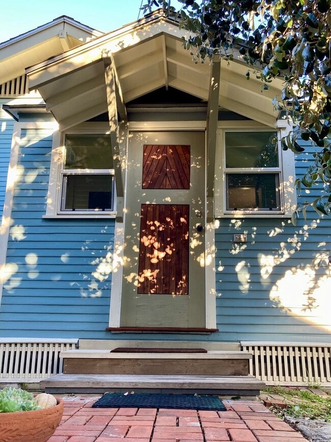 Building Photo - Stunning 2 Bedroom, 1 Bath Craftsman Front...