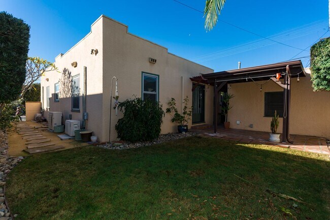 Building Photo - Charming Spanish in Kensington