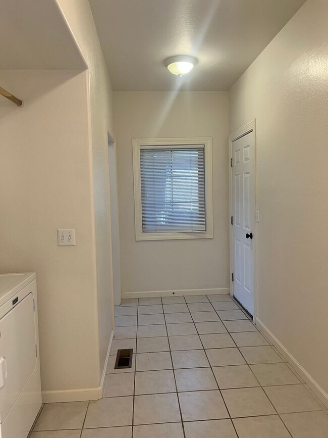 Building Photo - 2 Bedroom 2.5 Bath House