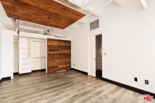 Building Photo - 6253 Hollywood Blvd