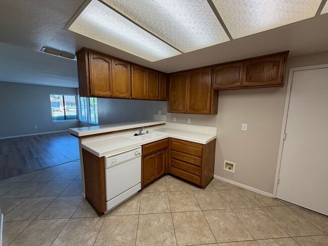 Building Photo - Well Maintained Duplex