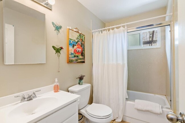 Building Photo - Single Story Benicia Duplex!