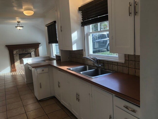Building Photo - Cute 2 bedroom 1 bathroom farm house!