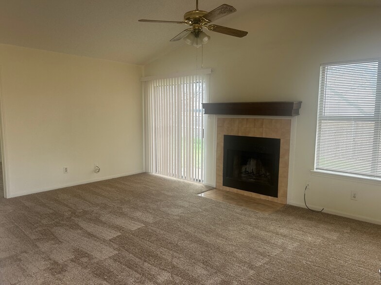 Building Photo - 1611 Mona Dr