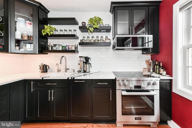 Building Photo - 1808 W Abingdon Dr