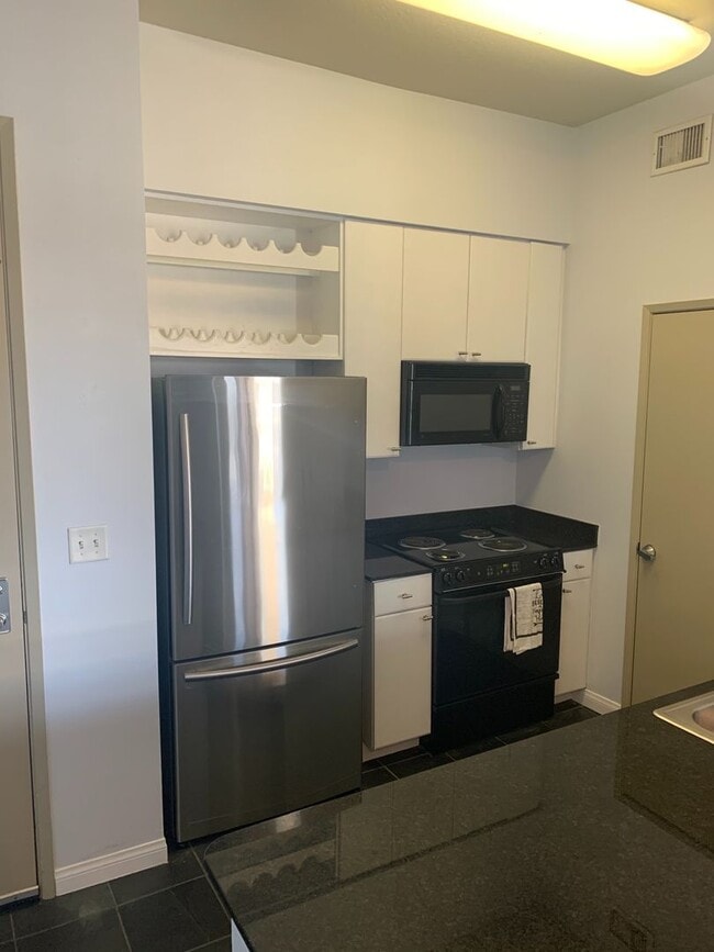 Building Photo - Beautiful 2 Bed + 2 Bath Long Beach Condo ...