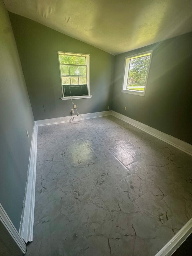 Building Photo - 1 bedroom, 1 bathroom Home Available in Br...