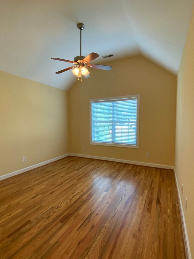 Building Photo - 3925 Lexington Dr