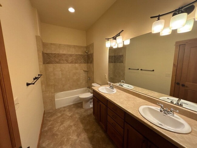 Building Photo - 2379 Abbey Ct