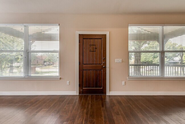 Building Photo - AVAILABLE NOW 4 BEDROOM 2.5 BATH HOME IN A...