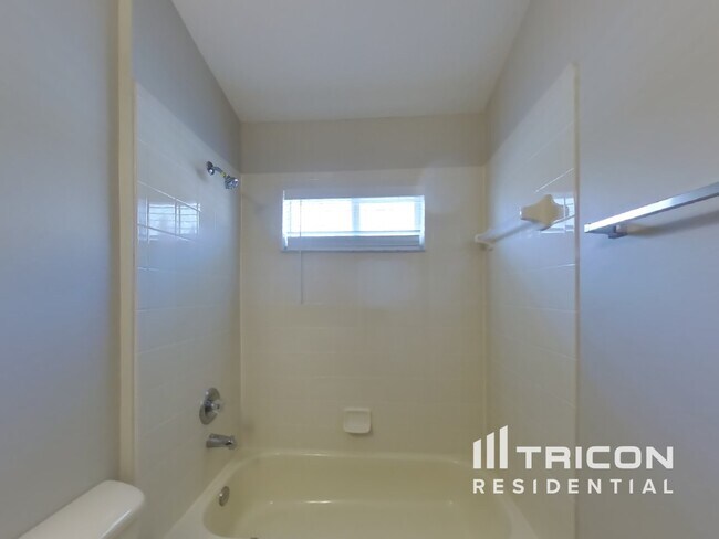 Building Photo - 3921 Langdrum Dr