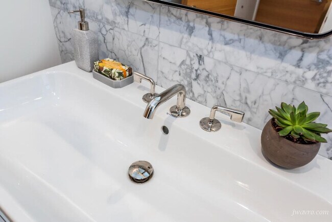 Building Photo - 17 Guy Pl