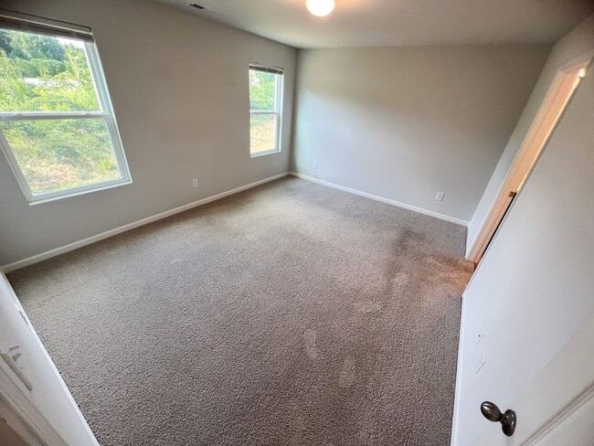 Building Photo - Gorgeous 3 bedroom, 2 1/2 bathroom two-sto...