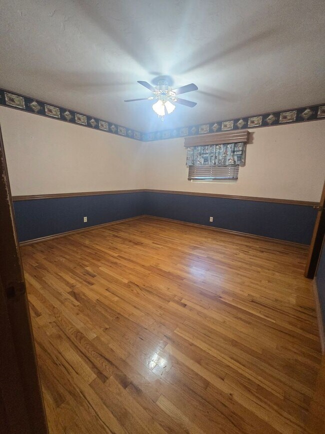 Building Photo - 4 Br 3 Ba + Flex w/ Fireplace